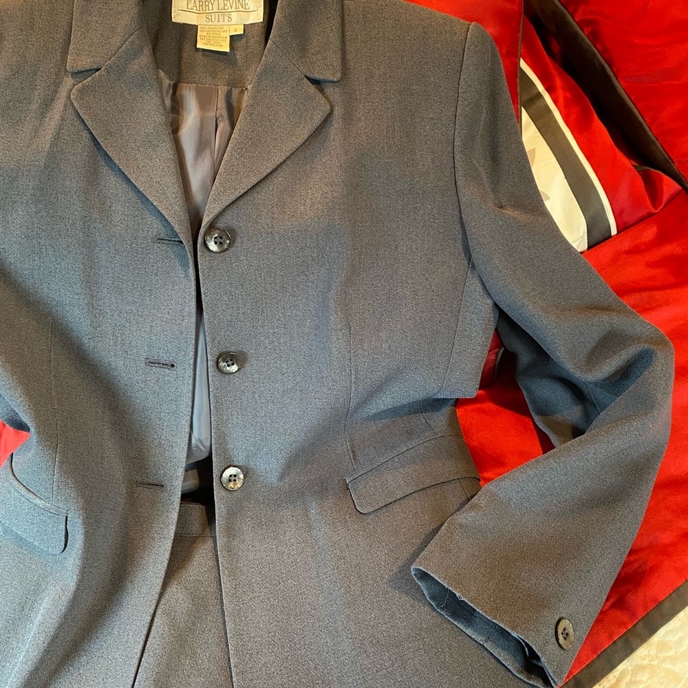Beautiful Larry Levine suit - Size 6